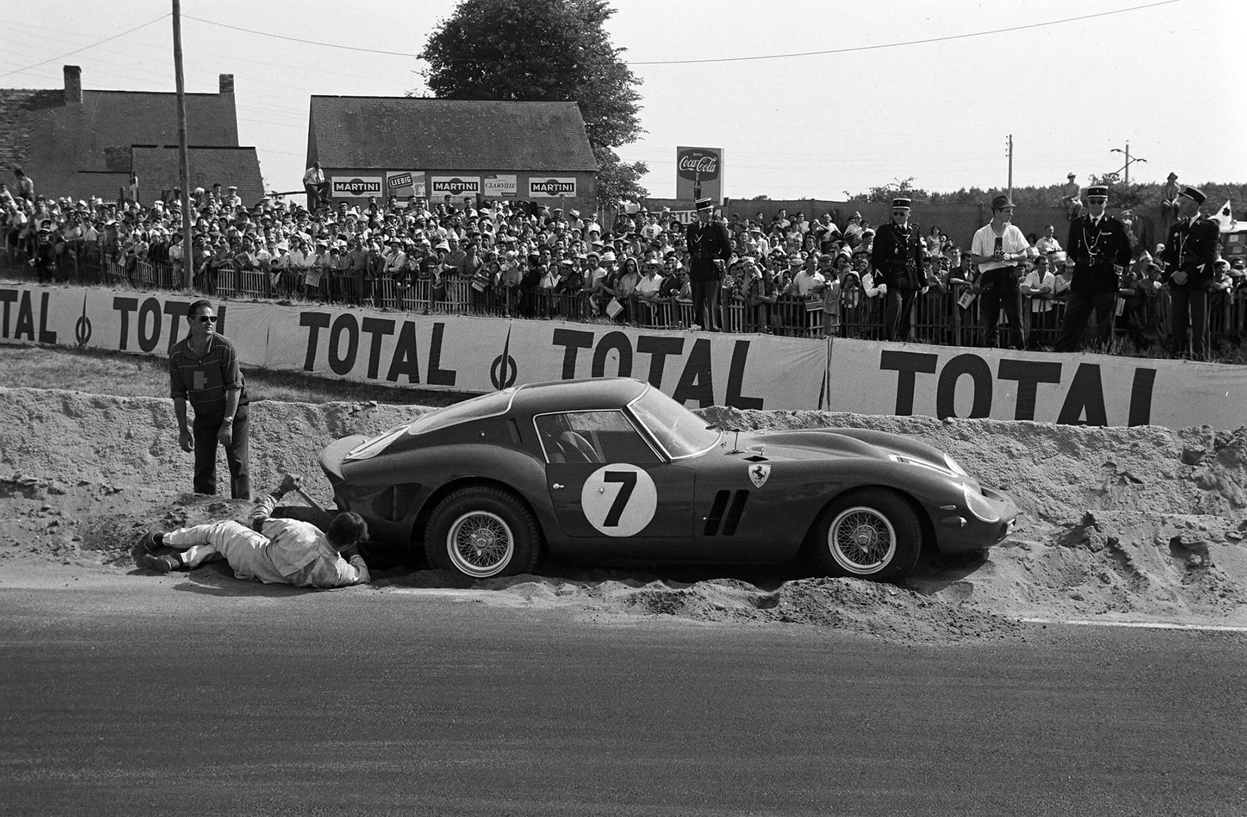 Chassis no. 3765 being dug out of a sand bank during the 24 Hours of Le Mans at Circuit de la Sarthe on 24 June 1962.