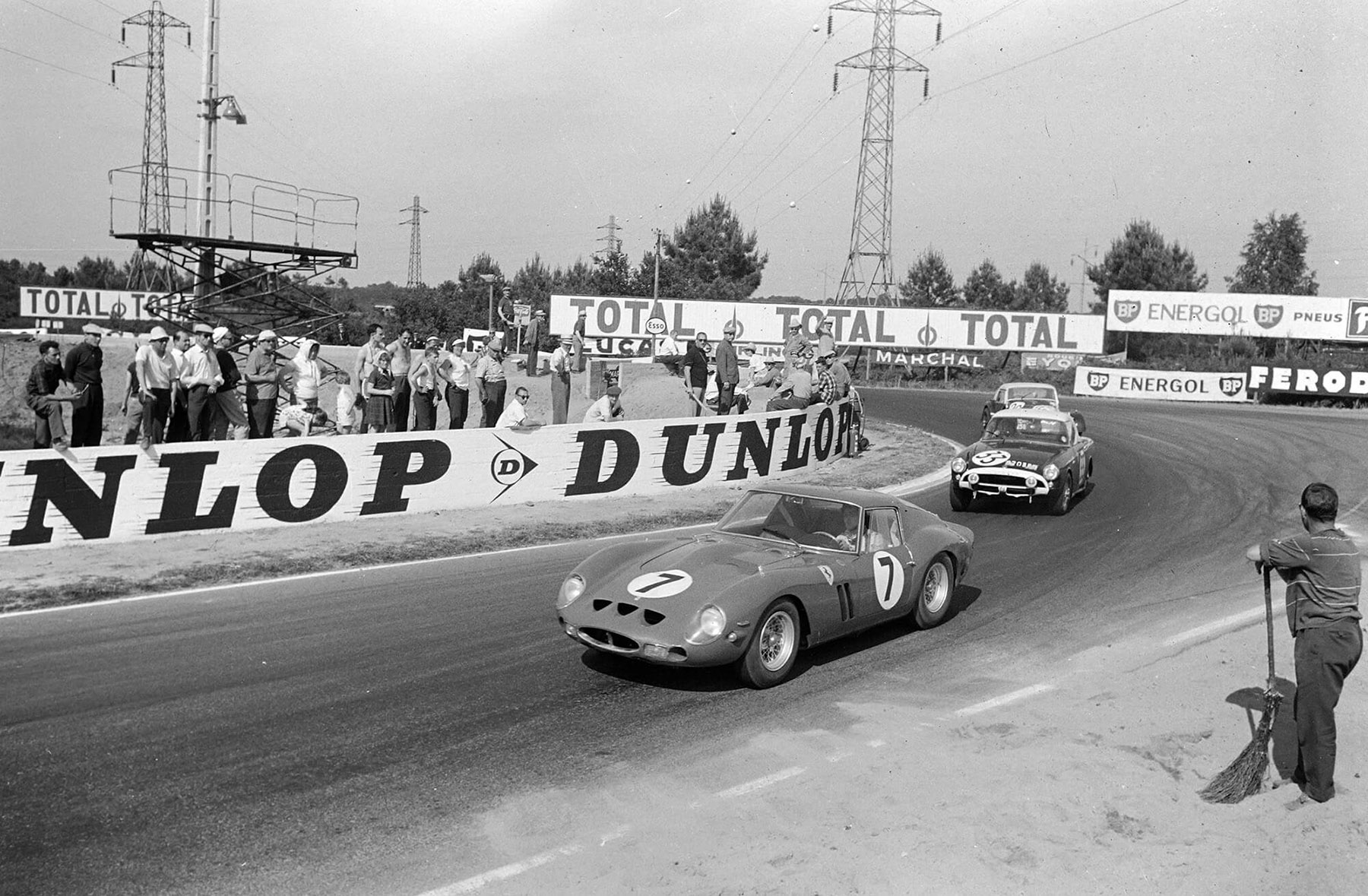 Mike Parkes / Lorenzo Bandini, SpA Ferrari SEFAC, chassis no. 3765 (#7), leads through a turn at the 24 Hours of Le Mans at Circuit de la Sarthe on 24 June 1962.